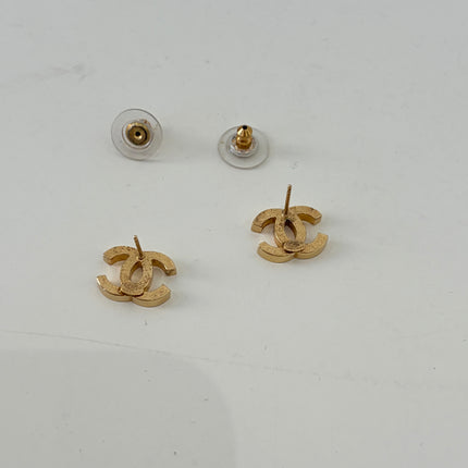 Puces d’oreilles Chanel CC