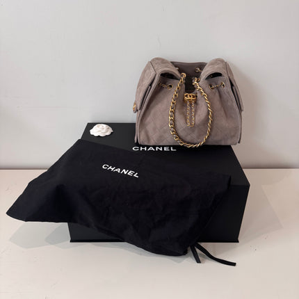 Petit Sac Chanel 25 gris en suede