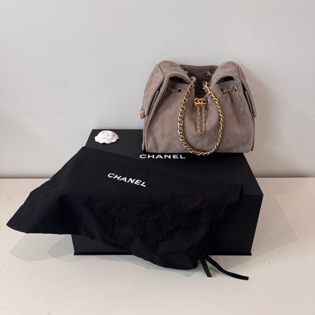 Petit Sac Chanel 25 gris en suede