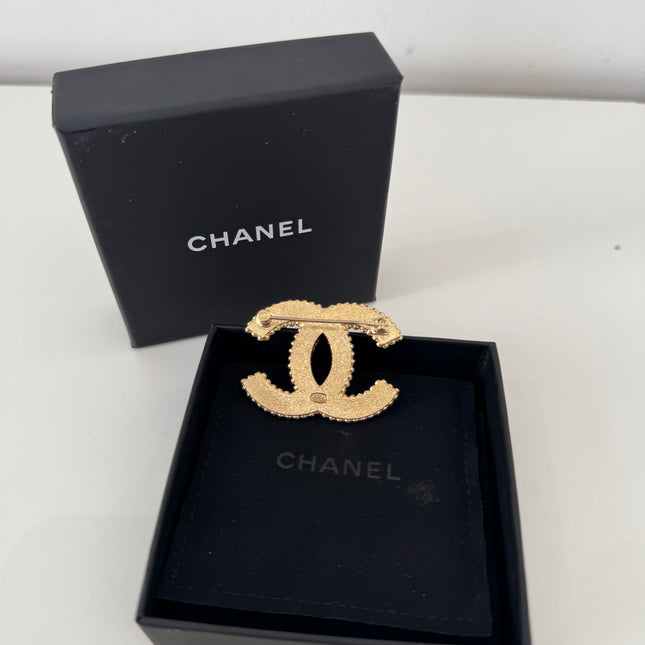 Broche Chanel CC