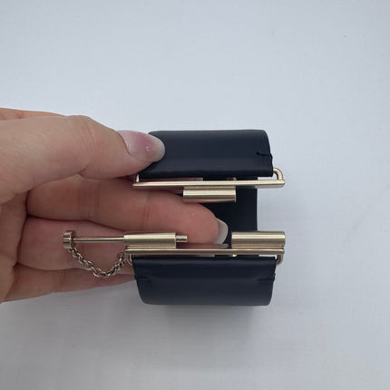 Manchette Chanel Collection Défilé Resort 2018 par Karl Lagerfeld