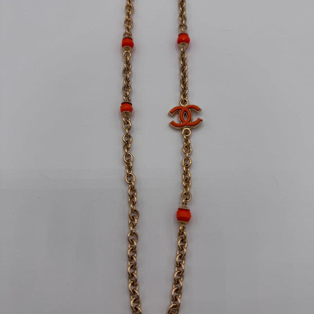 Sautoir Chanel double C doré et orange