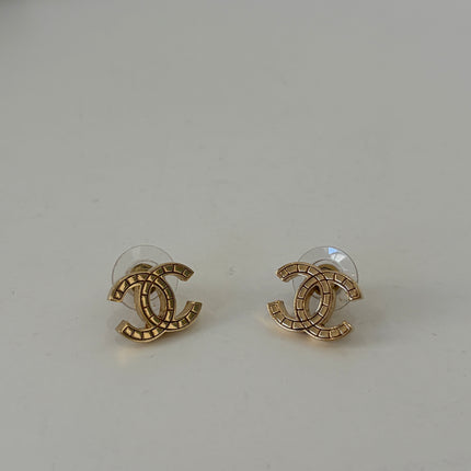 Puces d’oreilles Chanel CC