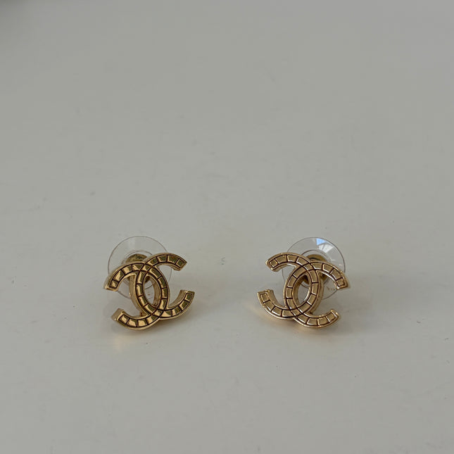 Puces d’oreilles Chanel CC