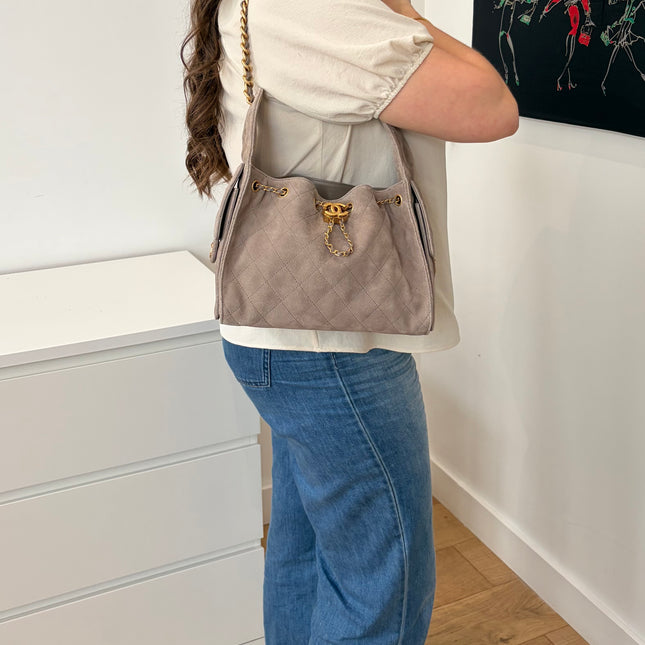 Petit Sac Chanel 25 gris en suede