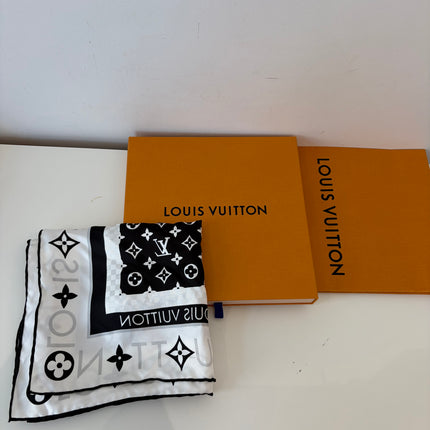 Carré de soie Louis Vuitton 90 cm Monogram Noir et Blanc