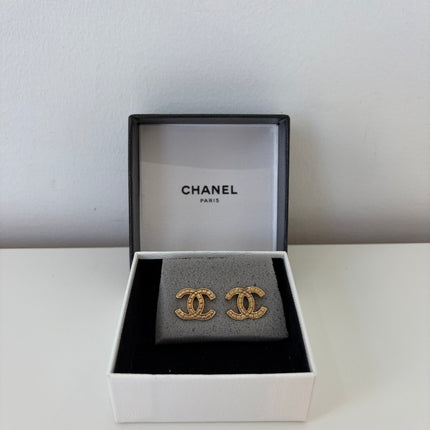 Puces d’oreilles Chanel CC