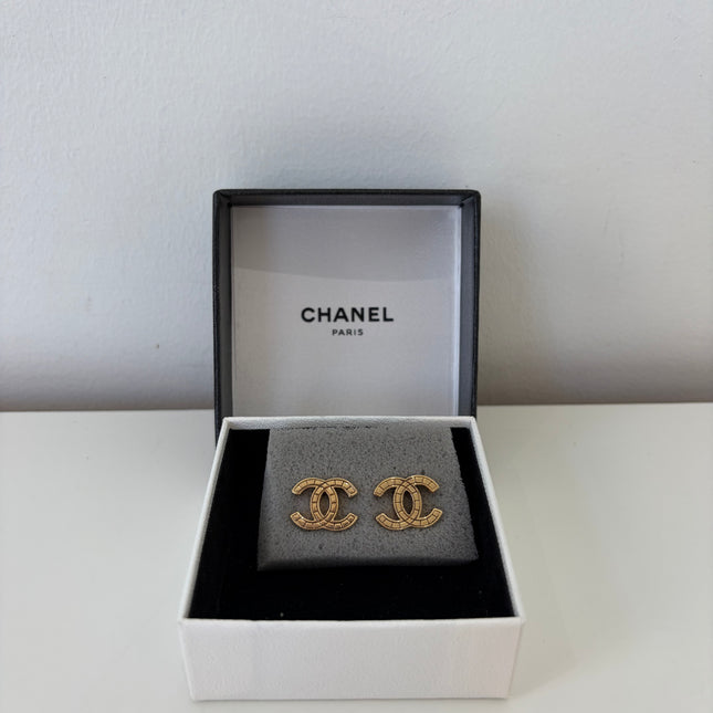 Puces d’oreilles Chanel CC