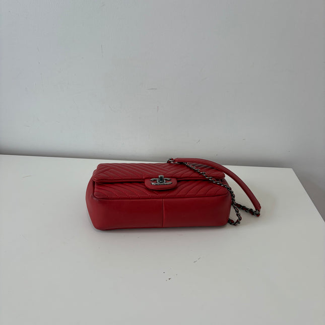 Sac Chanel bandoulière chevrons rouge