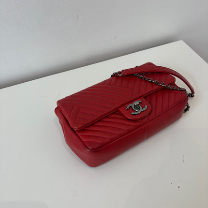 Sac Chanel bandoulière chevrons rouge