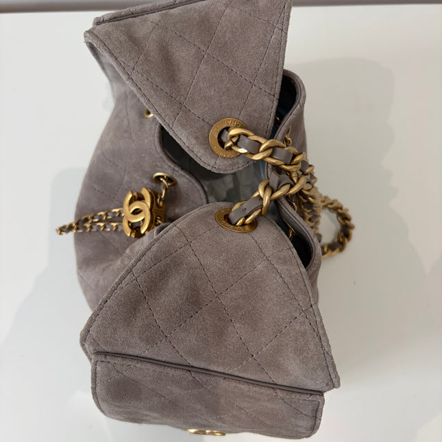 Petit Sac Chanel 25 gris en suede