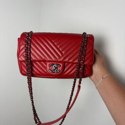 Sac Chanel bandoulière chevrons rouge