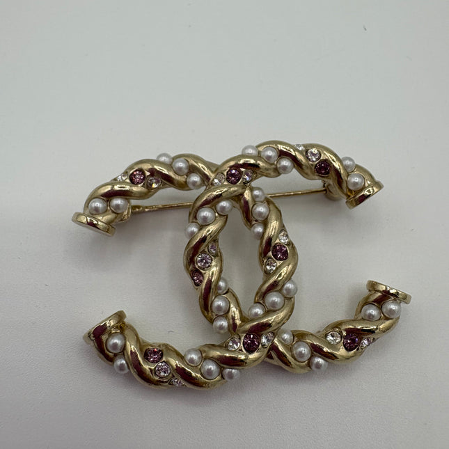 Broche Chanel CC