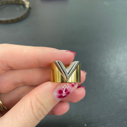 Bague Essential V bicolore Louis Vuitton T52