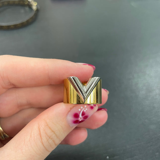 Bague Essential V bicolore Louis Vuitton T52