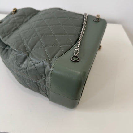 Sac à dos Chanel Gabrielle cuir vert gris
