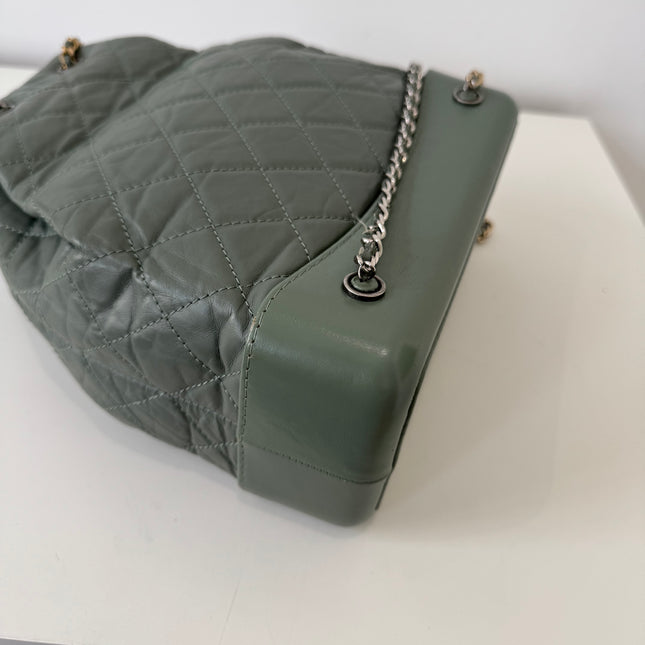 Sac à dos Chanel Gabrielle cuir vert gris