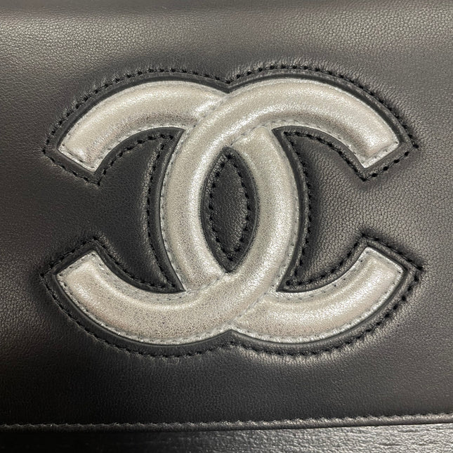 Portefeuille Chanel noir et argent