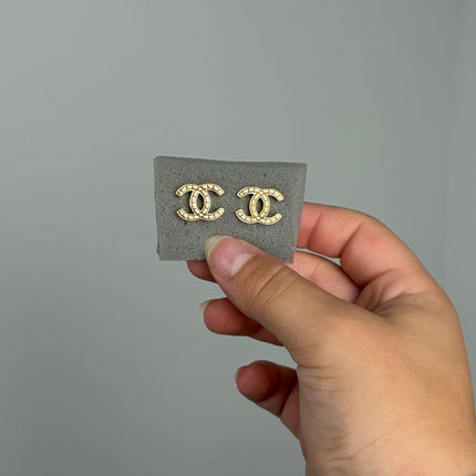 Puces d’oreilles Chanel CC