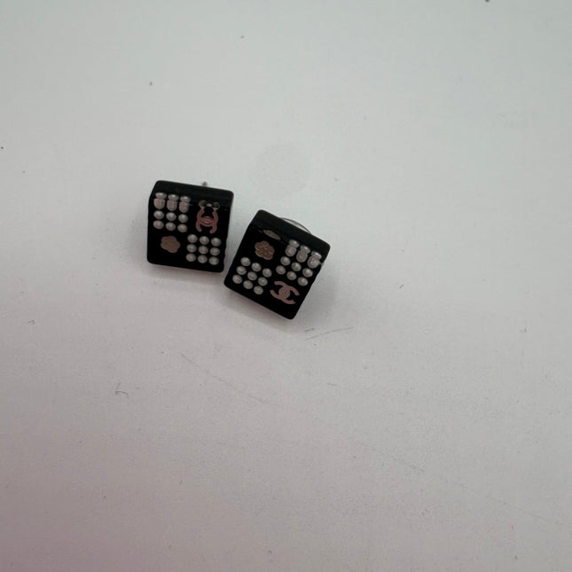 Boucles d’oreilles puces Chanel