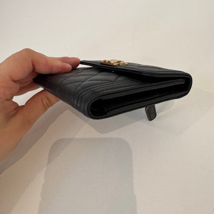 Petit portefeuille Chanel à rabat Boy noir