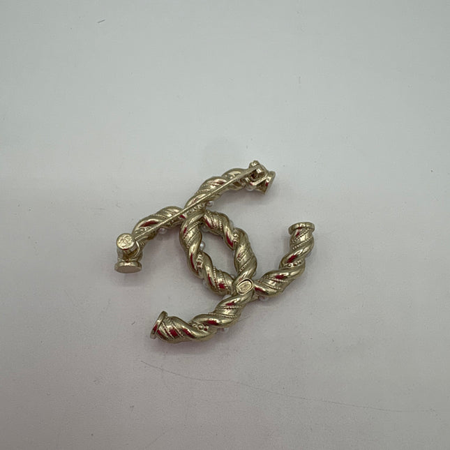 Broche Chanel double c perles
