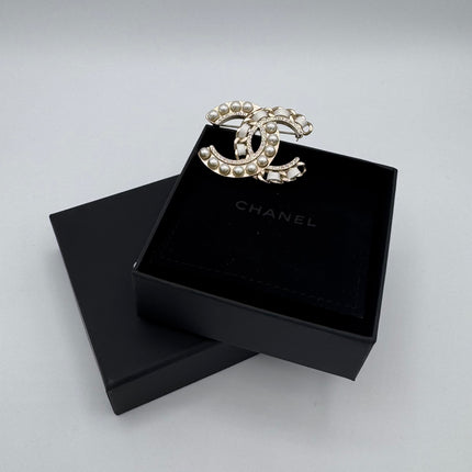 Broche Chanel double C perles et strass
