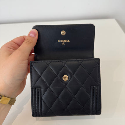 Petit portefeuille Chanel à rabat Boy noir