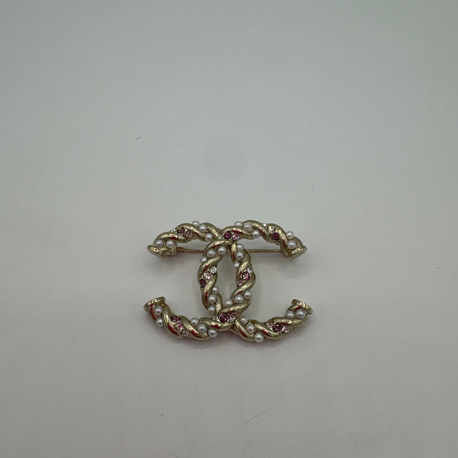 Broche Chanel double c perles