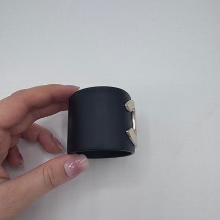 Manchette Chanel Collection Défilé Resort 2018 par Karl Lagerfeld