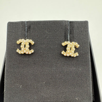 Puces d’oreilles Chanel CC
