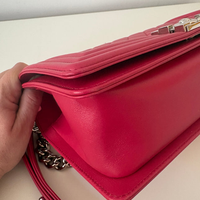 Sac Chanel Boy classique rose fushia