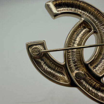 Broche Chanel double C