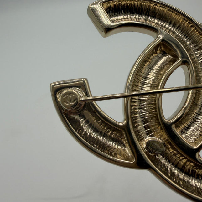Broche Chanel double C