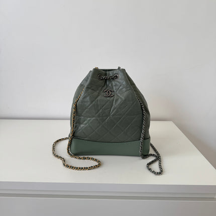 Sac à dos Chanel Gabrielle cuir vert gris