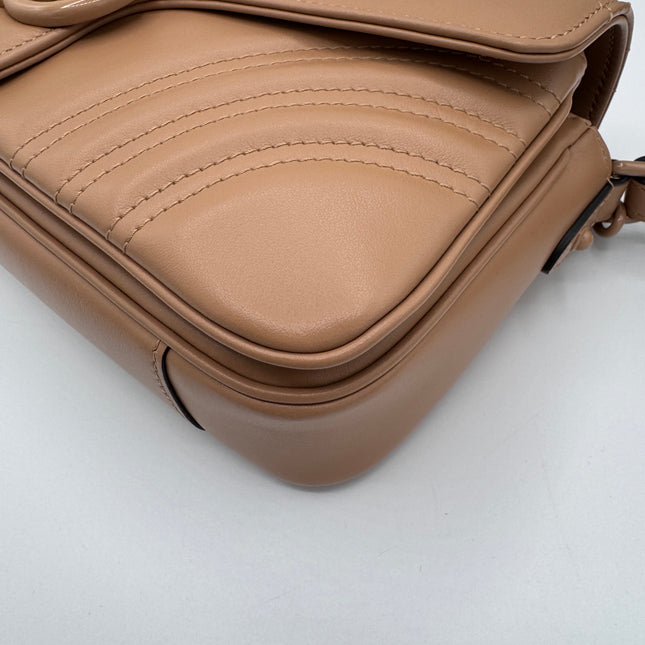 Sac Gucci GG Marmont matelassé beige