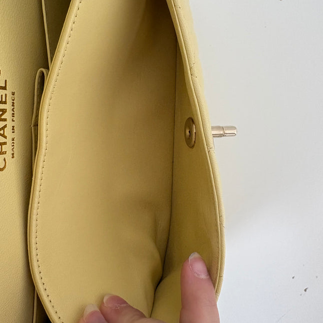 Sac Chanel Timeless jaune pâle 23 cm