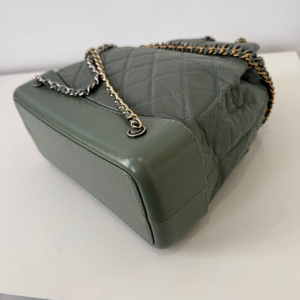 Sac à dos Chanel Gabrielle cuir vert gris