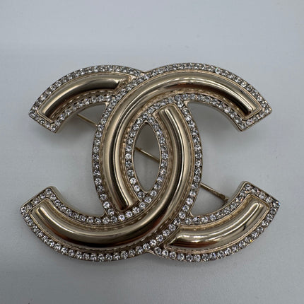 Broche Chanel CC