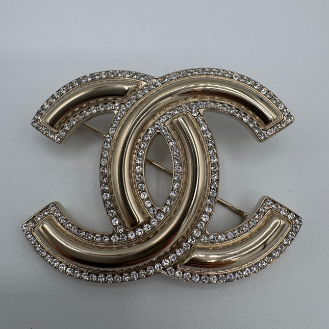 Broche Chanel CC