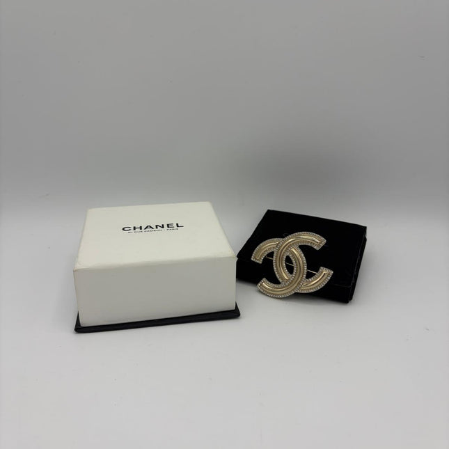 Broche Chanel double C
