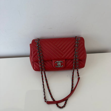 Sac Chanel bandoulière chevrons rouge
