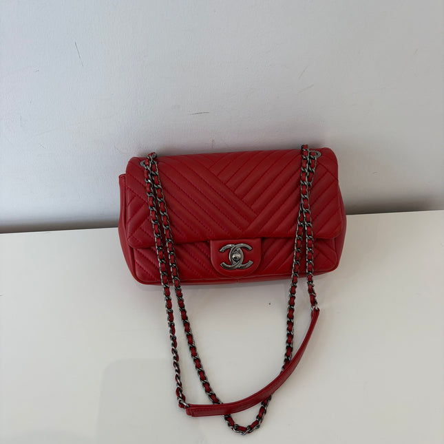 Sac Chanel bandoulière chevrons rouge