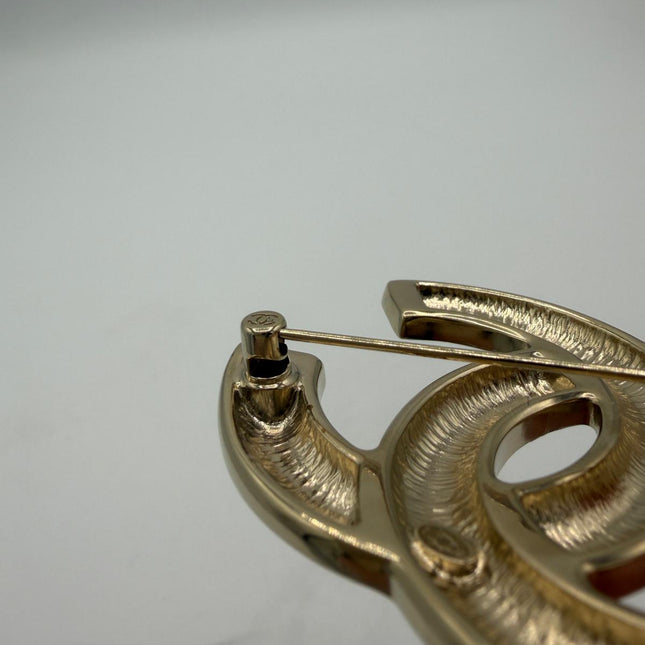 Broche Chanel double C