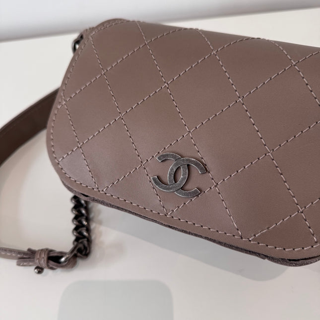 Sac Chanel demie lune marron glacé