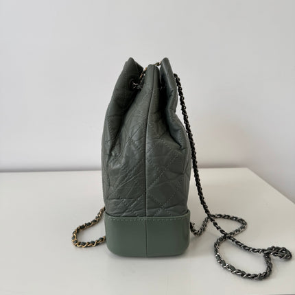 Sac à dos Chanel Gabrielle cuir vert gris