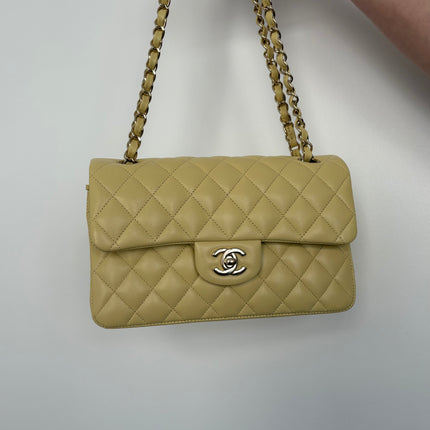 Sac Chanel Timeless jaune pâle 23 cm