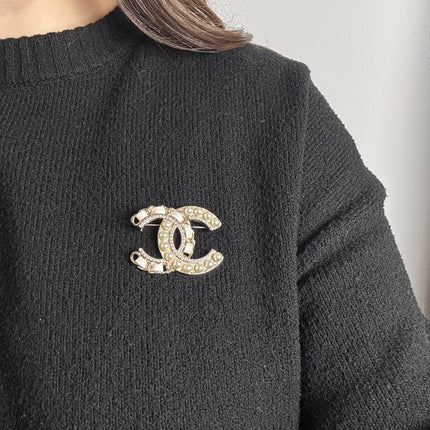 Broche Chanel double C perles et strass