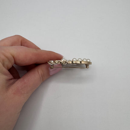 Broche Chanel double C perles et strass
