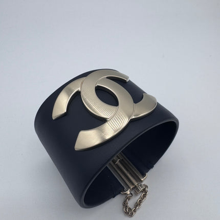 Manchette Chanel Collection Défilé Resort 2018 par Karl Lagerfeld